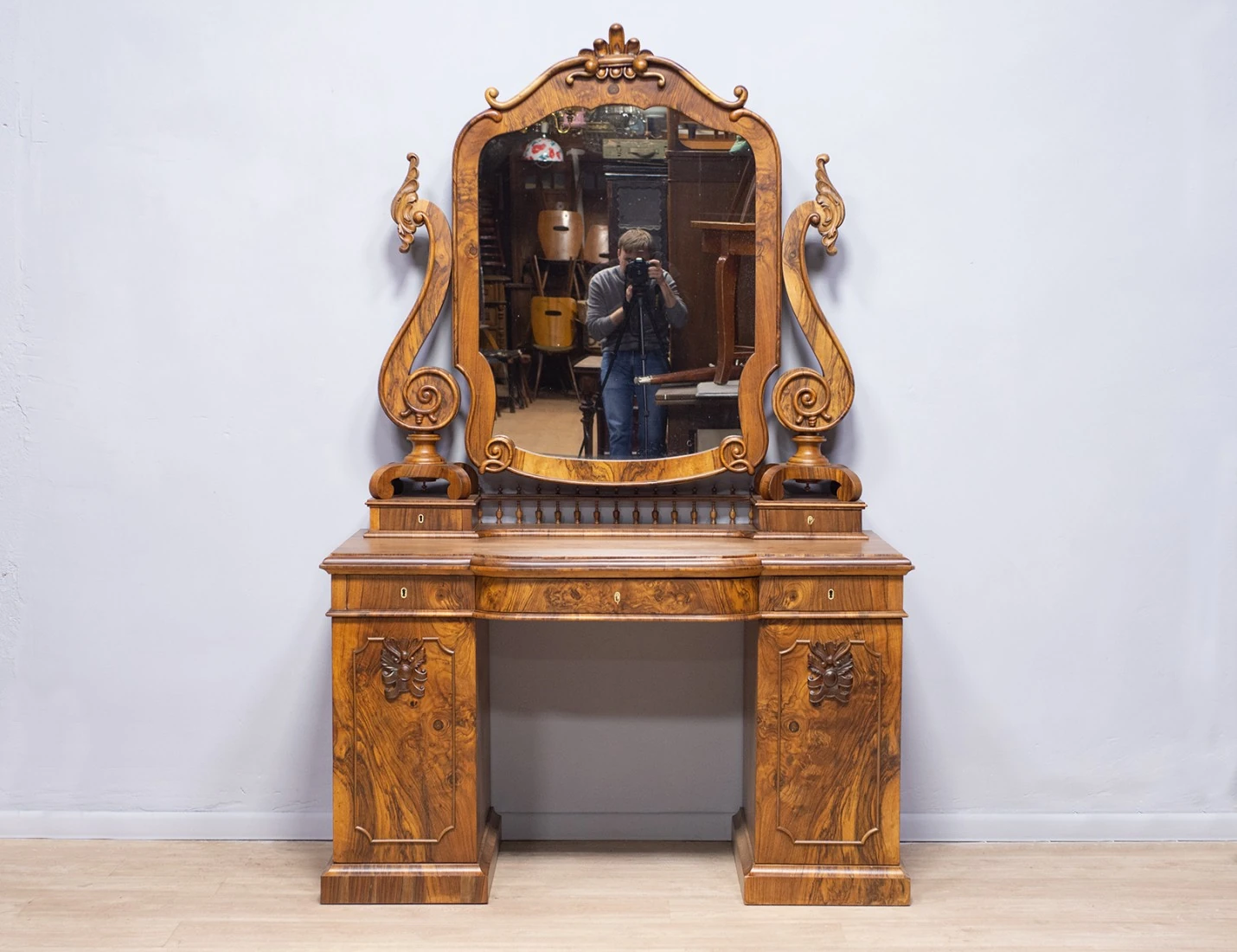 Реставрация антикварного дамского столика 19в