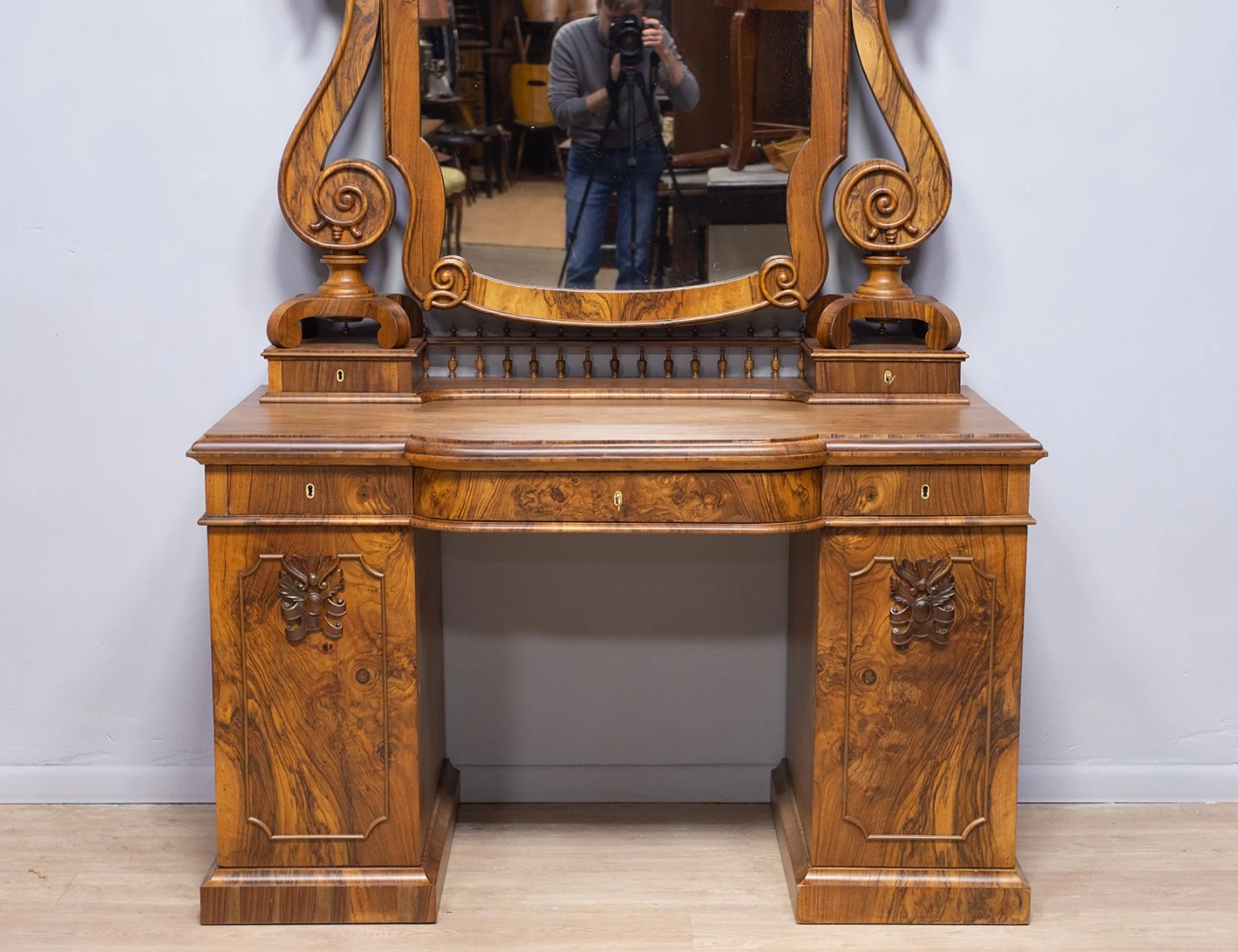 Реставрация антикварного дамского столика 19в