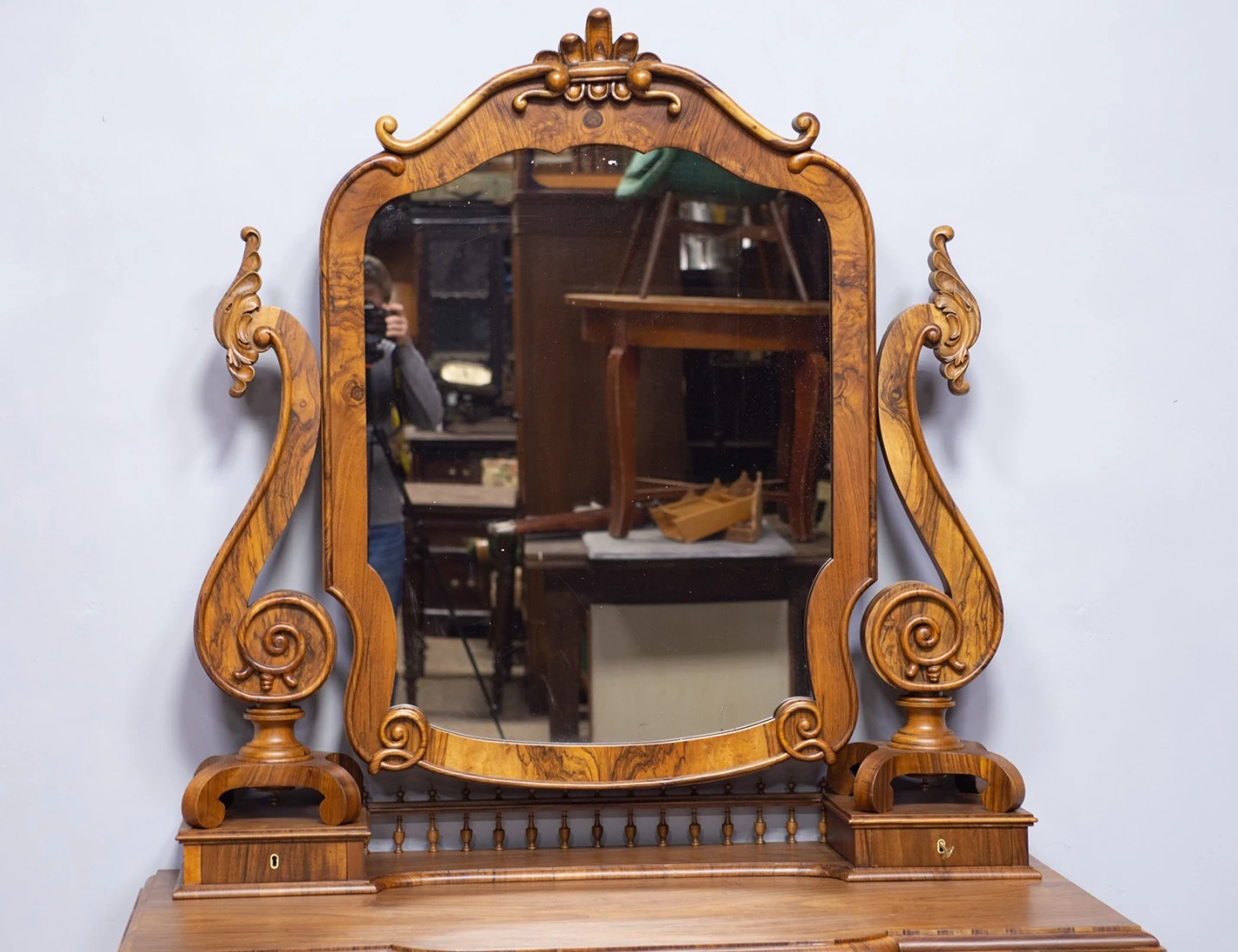 Реставрация антикварного дамского столика 19в