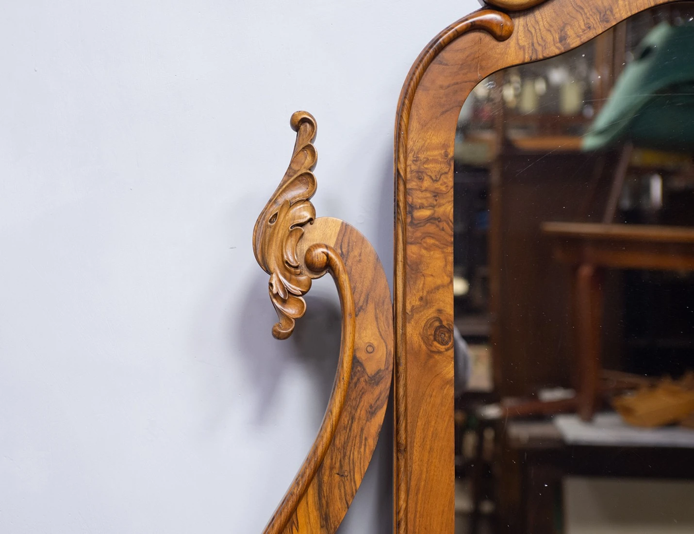 Реставрация антикварного дамского столика 19в