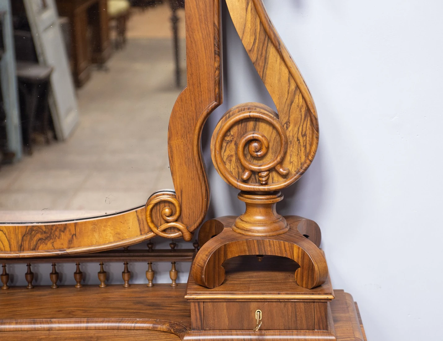 Реставрация антикварного дамского столика 19в