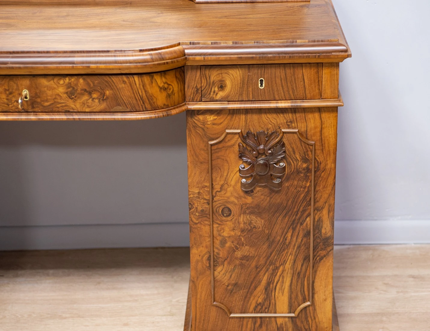 Реставрация антикварного дамского столика 19в