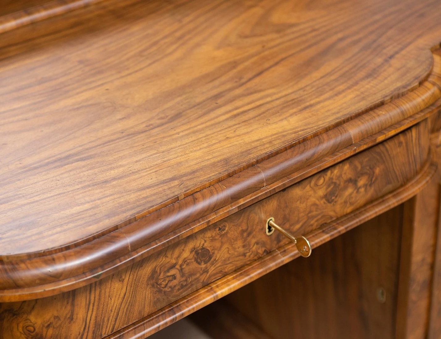 Реставрация антикварного дамского столика 19в