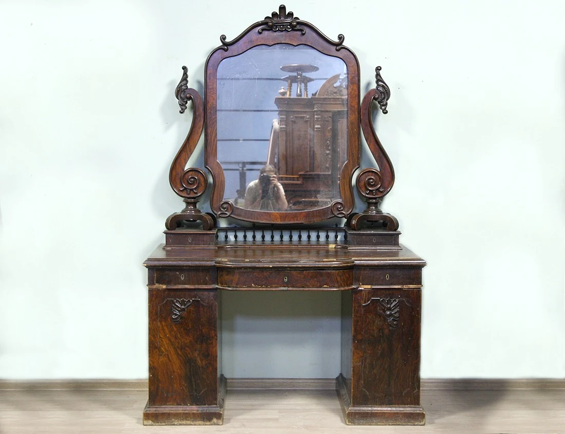 Реставрация антикварного дамского столика 19в