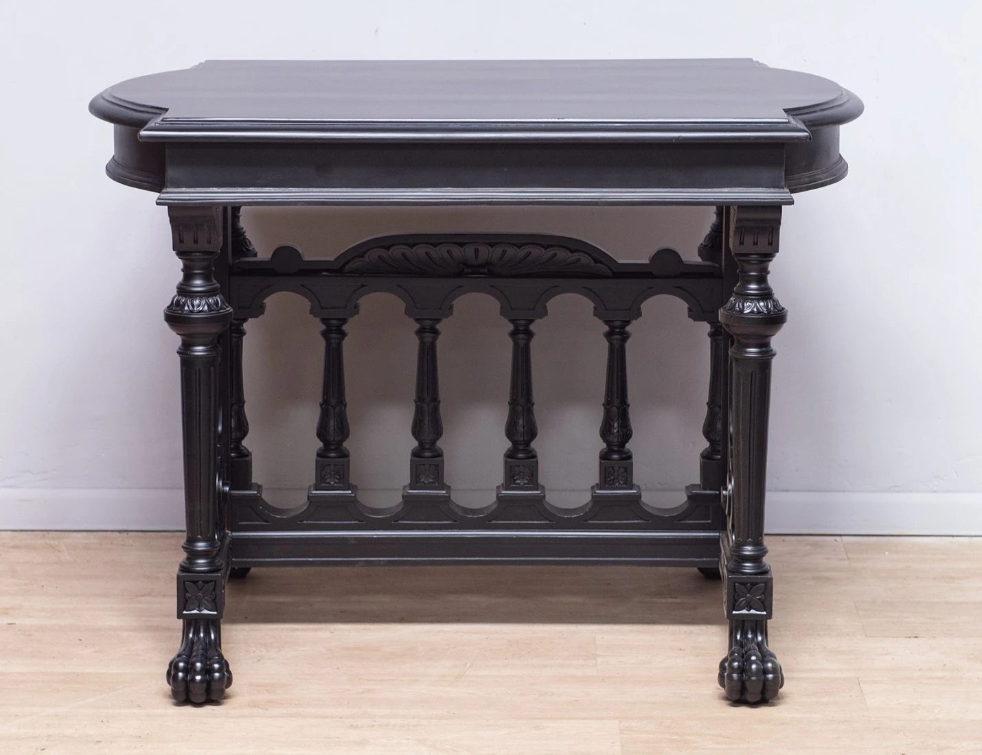 Реставрация антикварного раздаточного стола