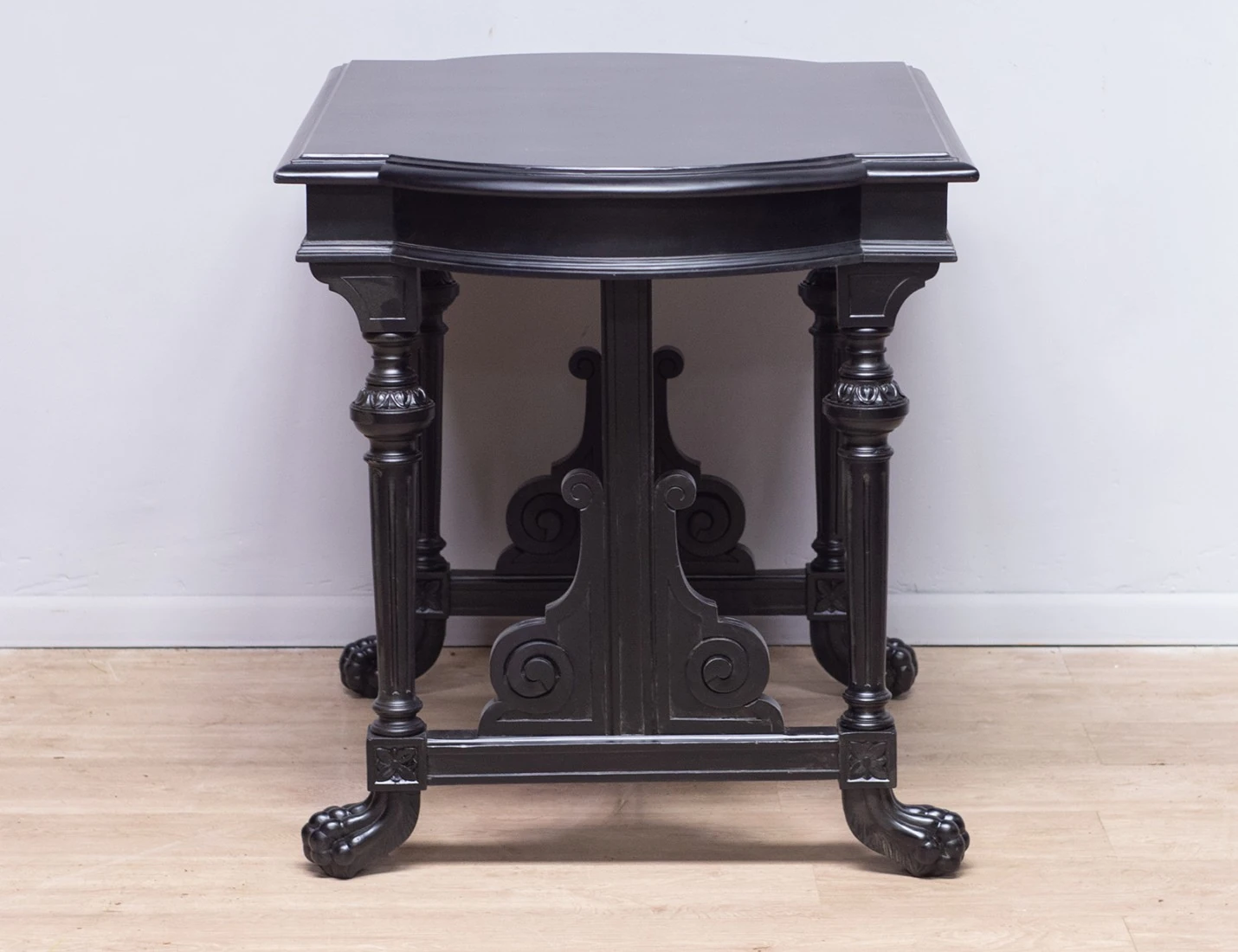 Реставрация антикварного раздаточного стола