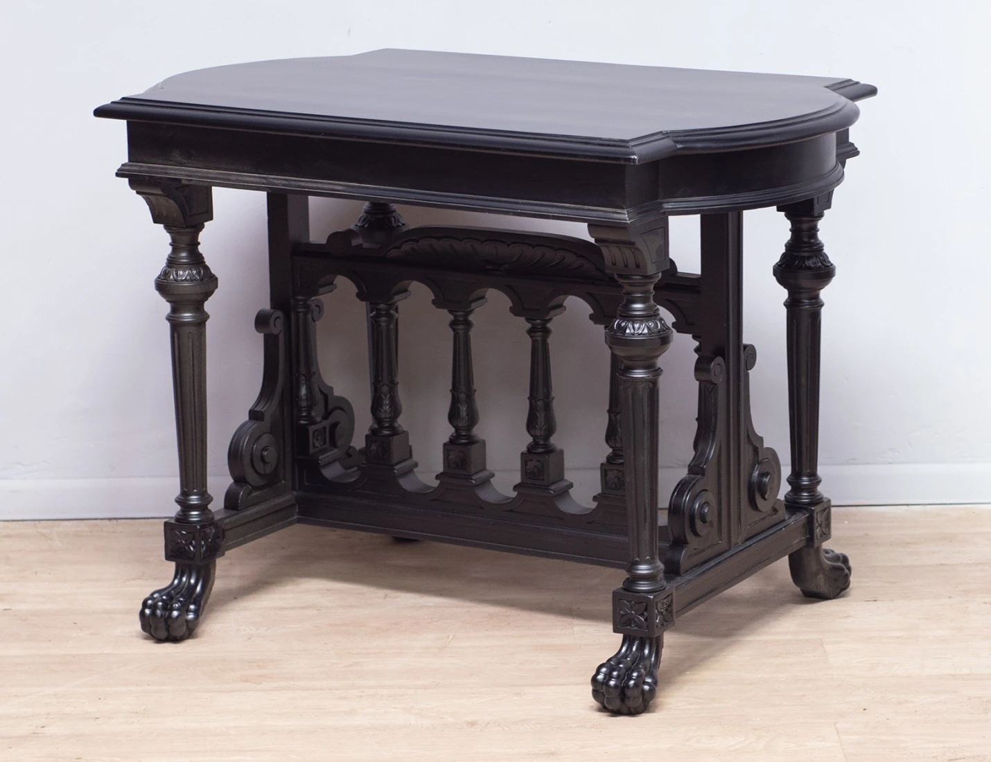 Реставрация антикварного раздаточного стола