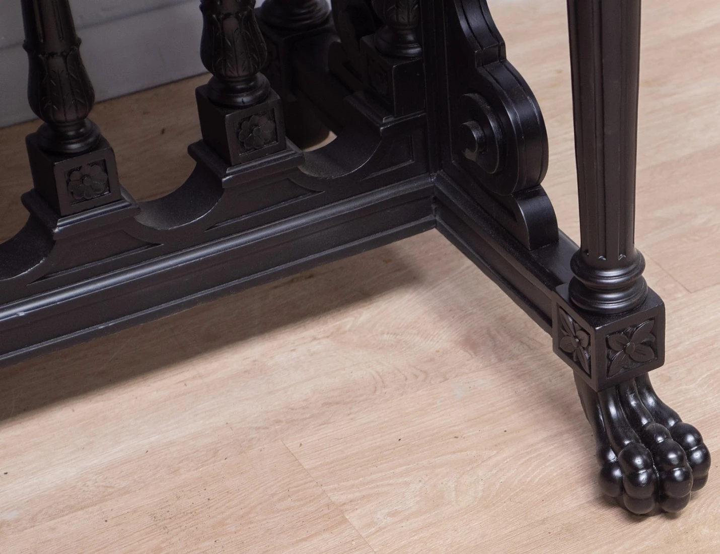 Реставрация антикварного раздаточного стола