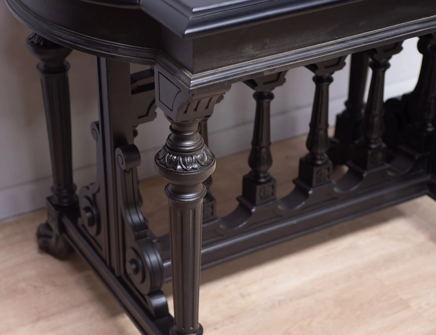 Реставрация антикварного раздаточного стола