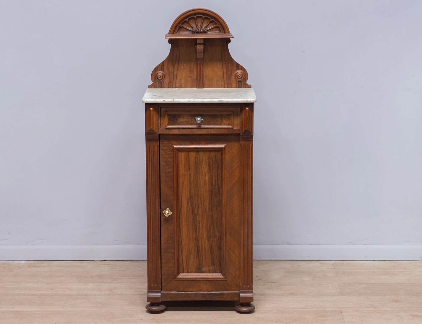 Реставрация прикроватной ореховой тумбы