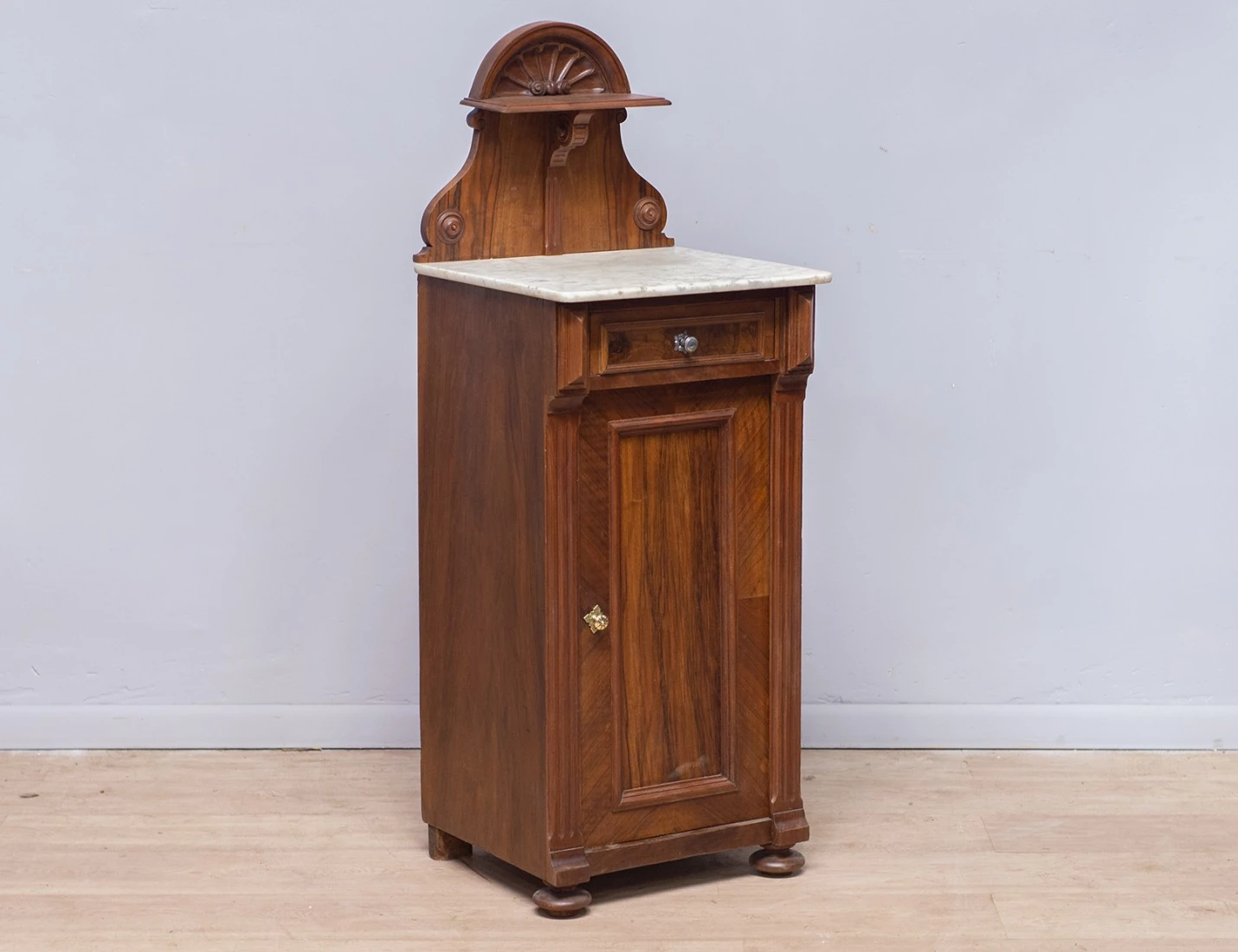 Реставрация прикроватной ореховой тумбы