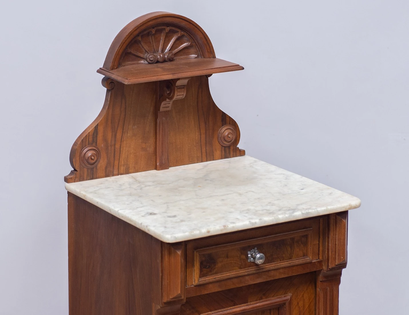 Реставрация прикроватной ореховой тумбы