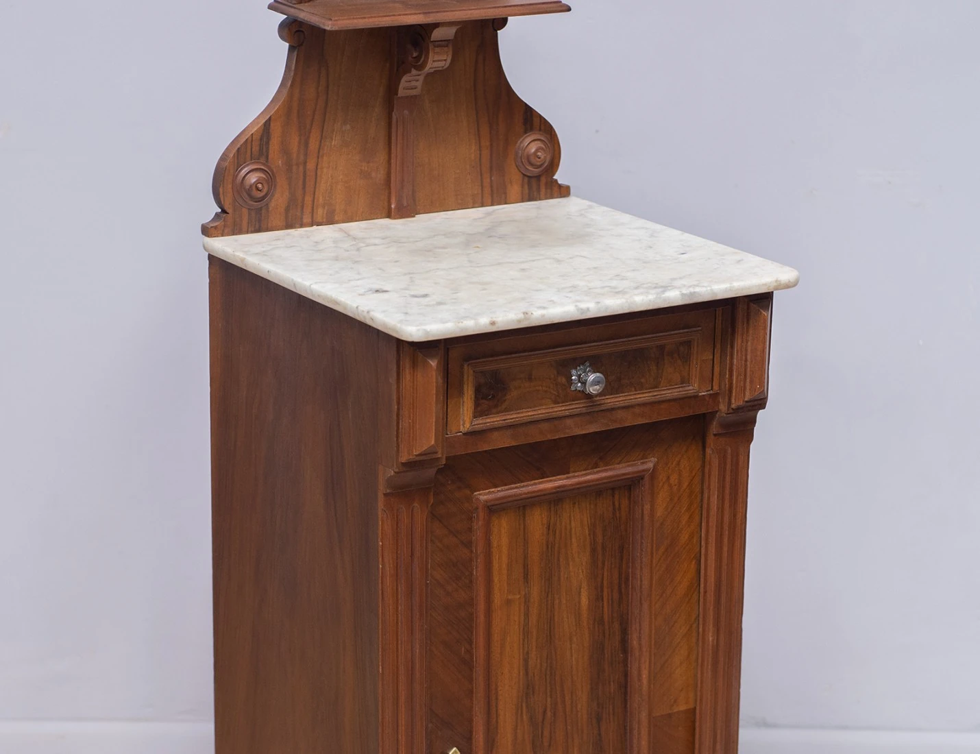 Реставрация прикроватной ореховой тумбы