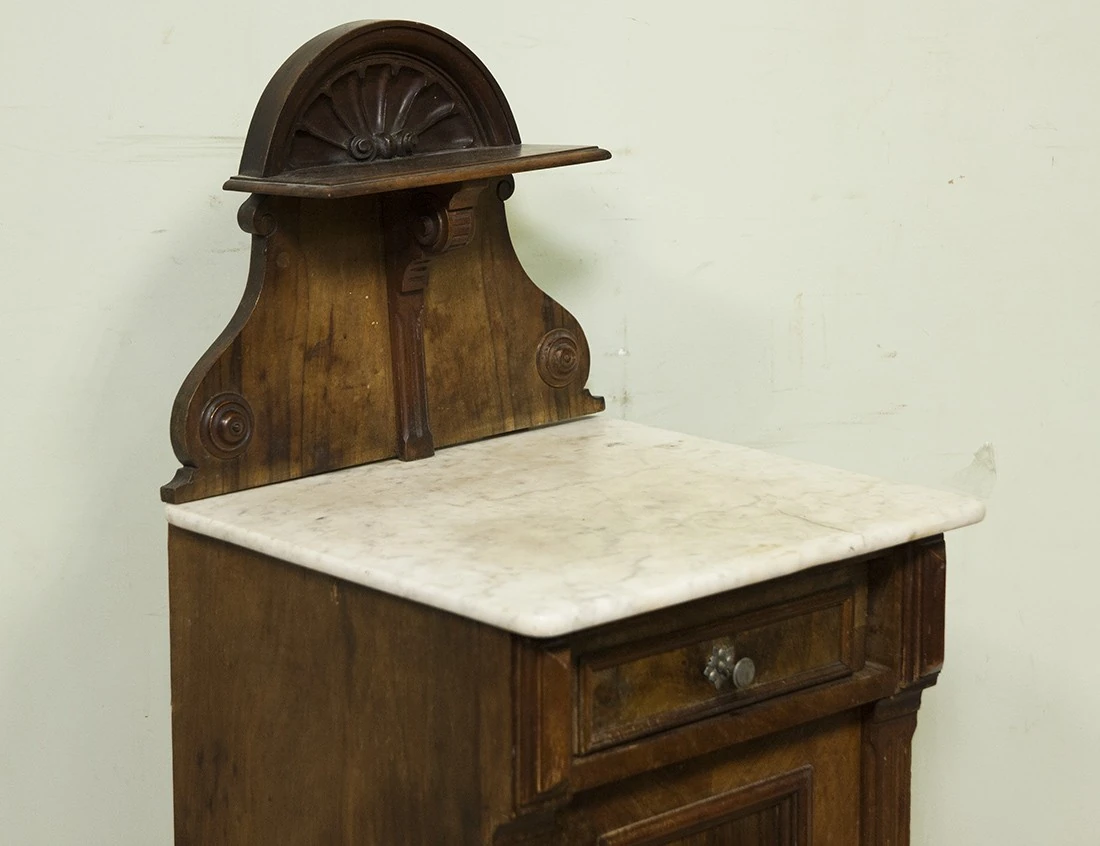 Реставрация прикроватной ореховой тумбы