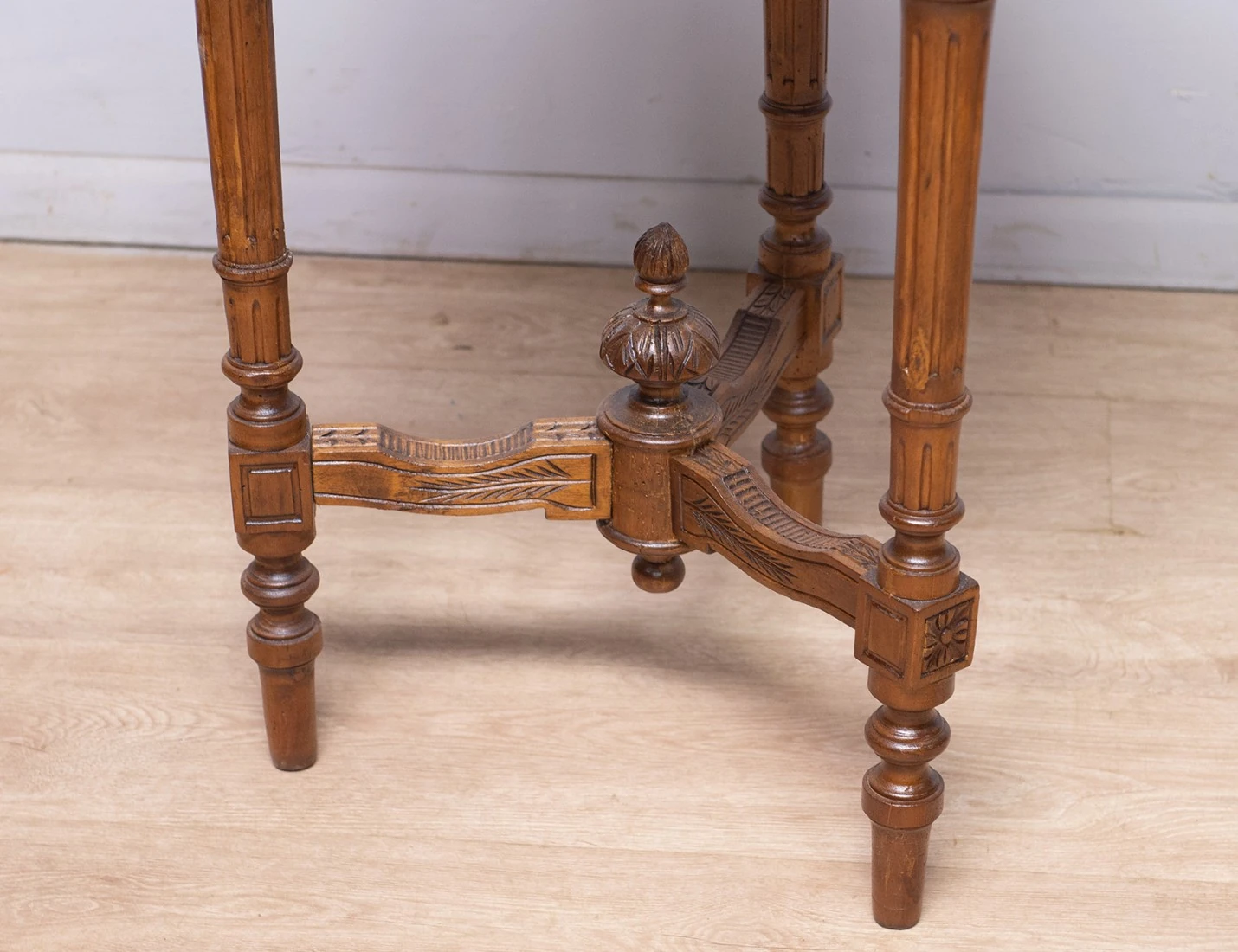 Реставрация антикварного столика 19 века