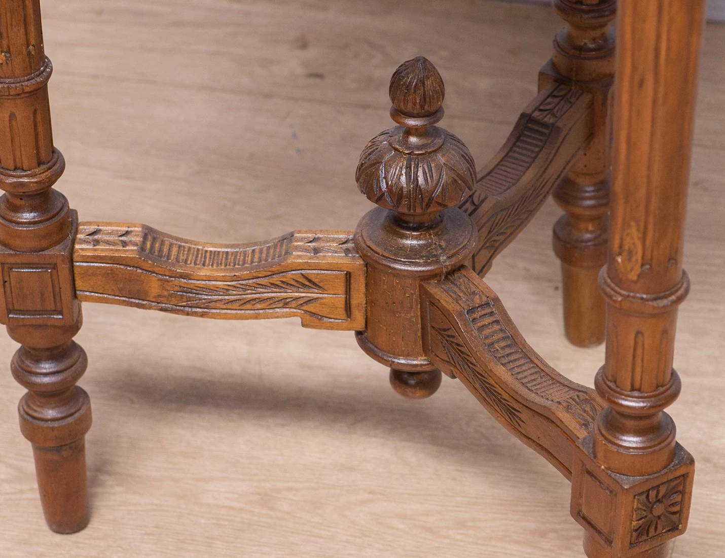 Реставрация антикварного столика 19 века