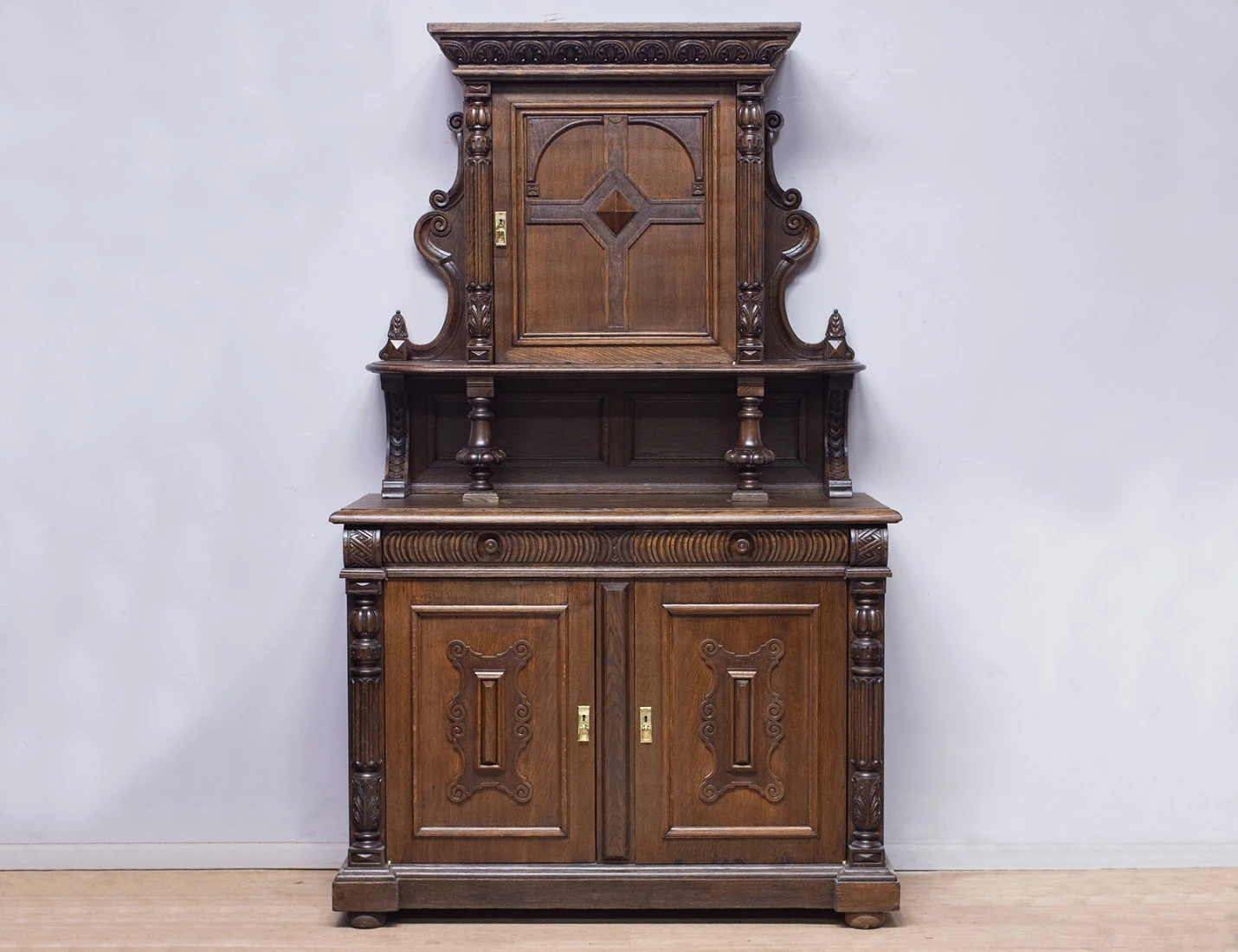 Реставрация антикварного дубового буфета