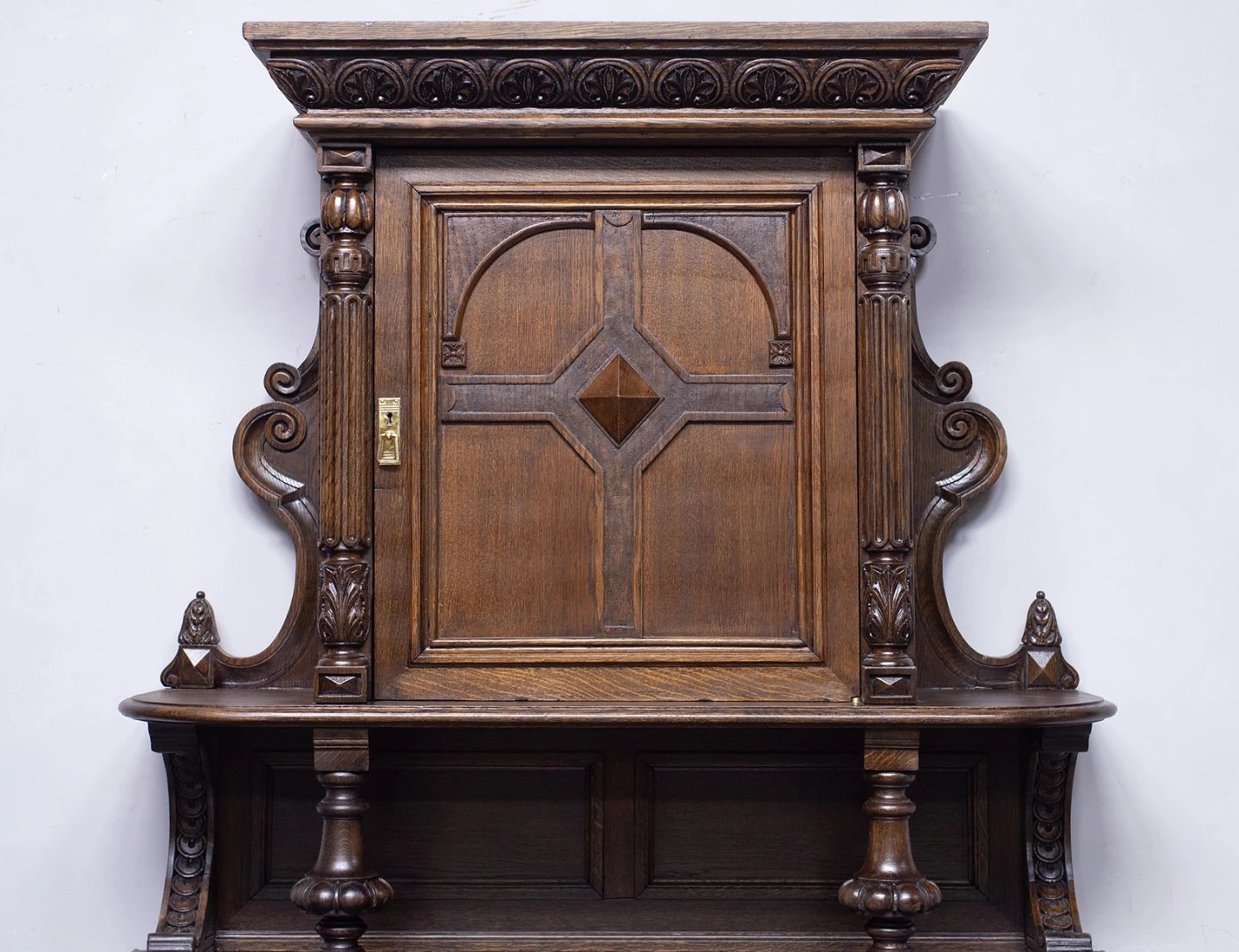 Реставрация антикварного дубового буфета