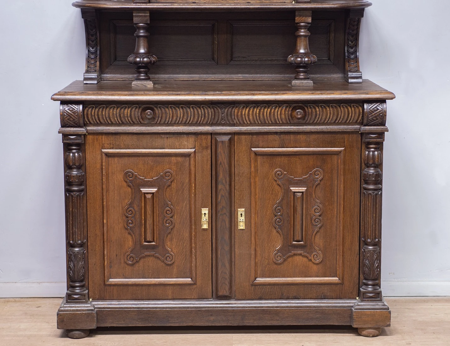 Реставрация антикварного дубового буфета