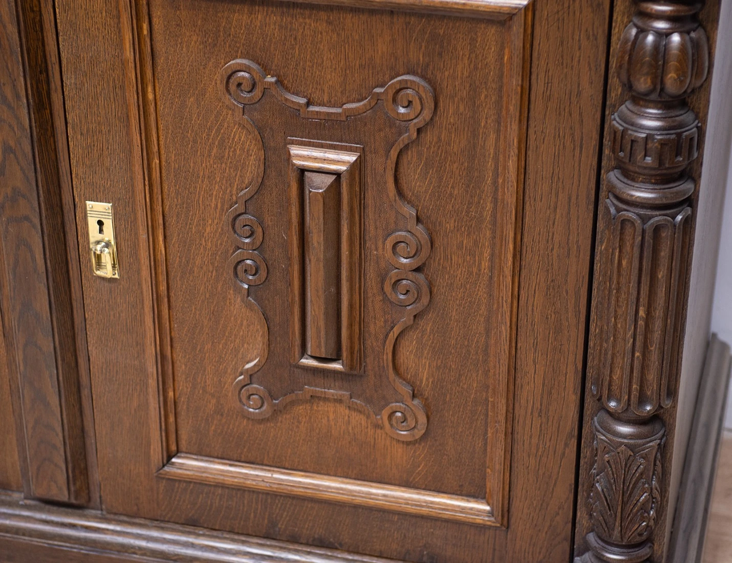 Реставрация антикварного дубового буфета