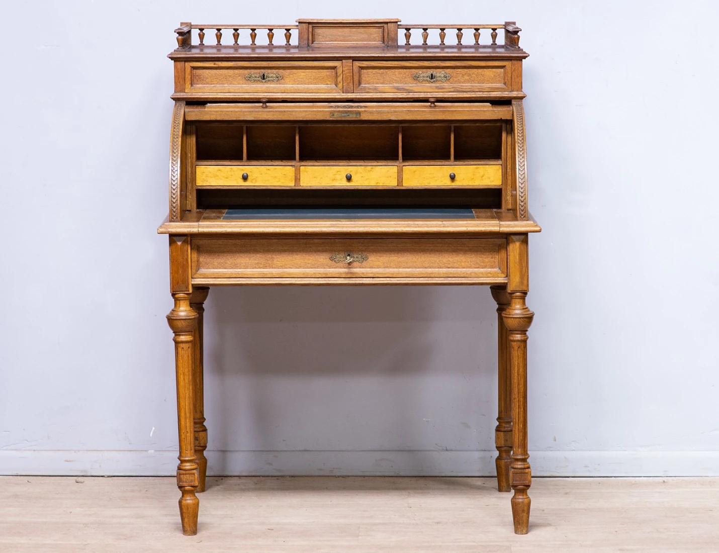 Реставрация антикварного дубового бюро