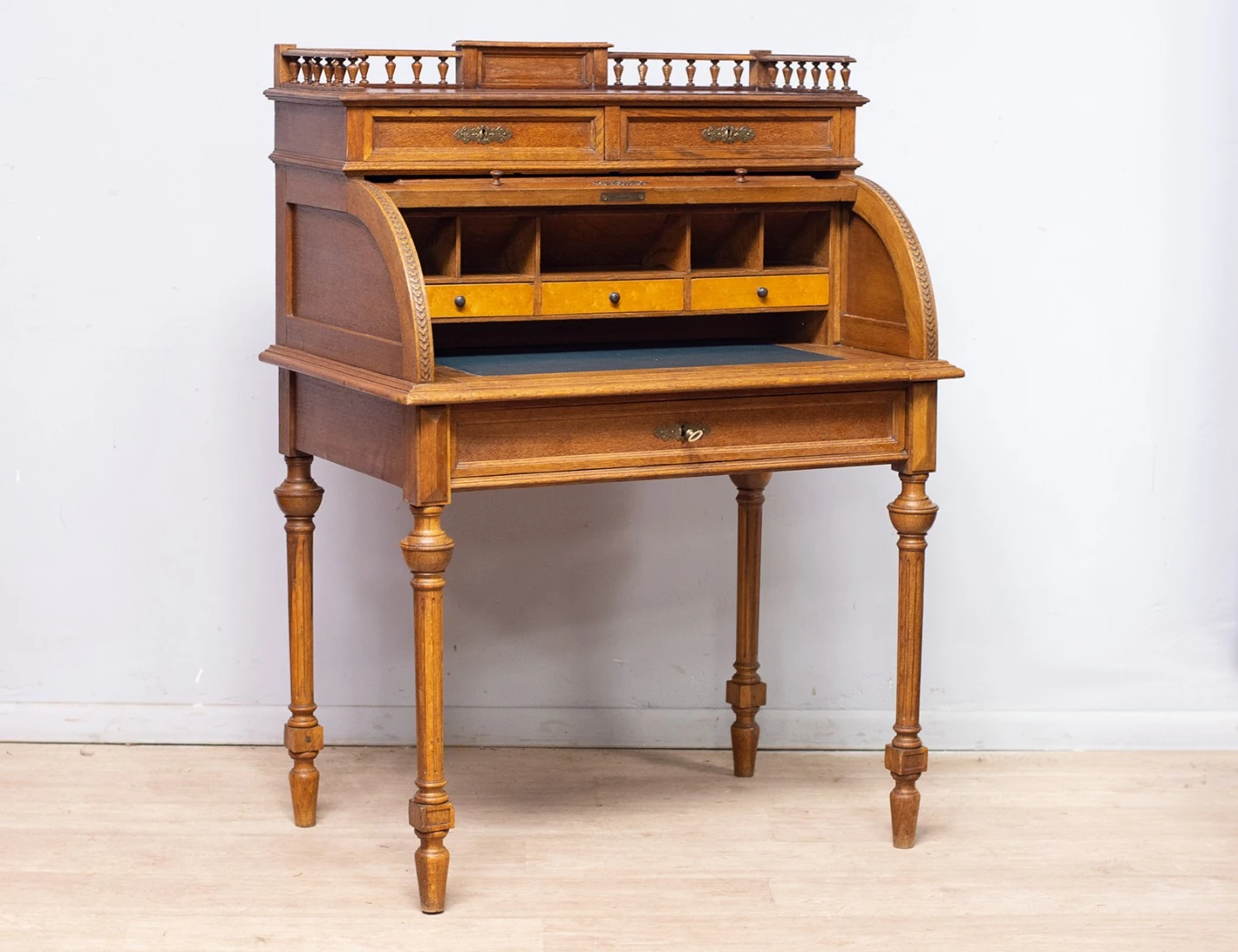 Реставрация антикварного дубового бюро