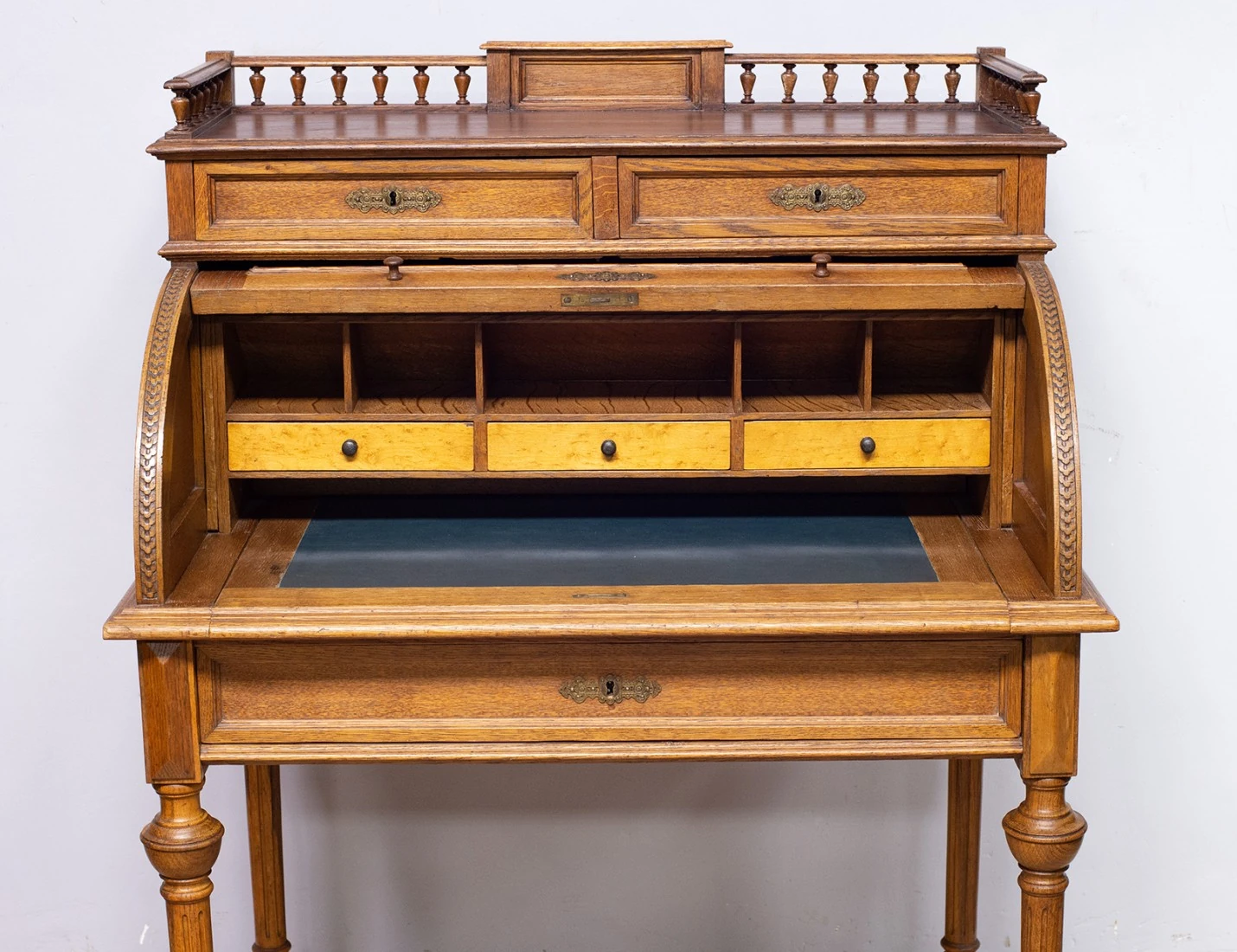 Реставрация антикварного дубового бюро