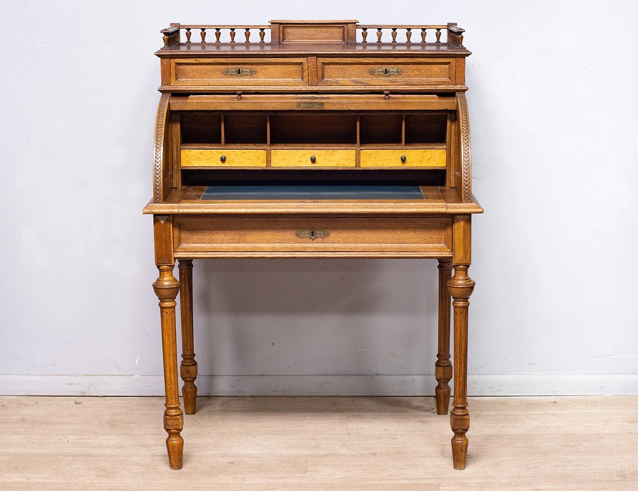 Реставрация антикварного дубового бюро