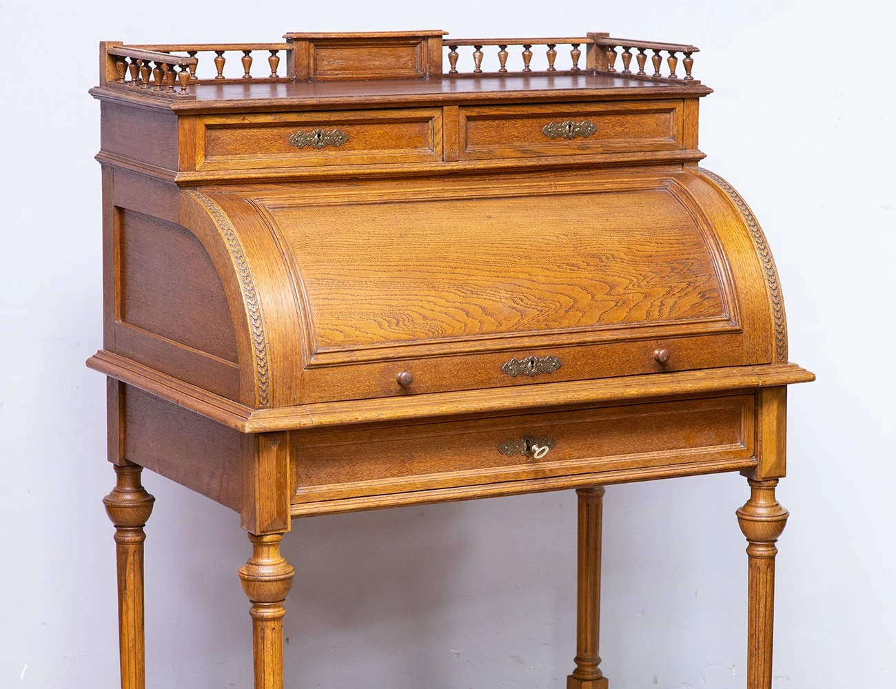 Реставрация антикварного дубового бюро