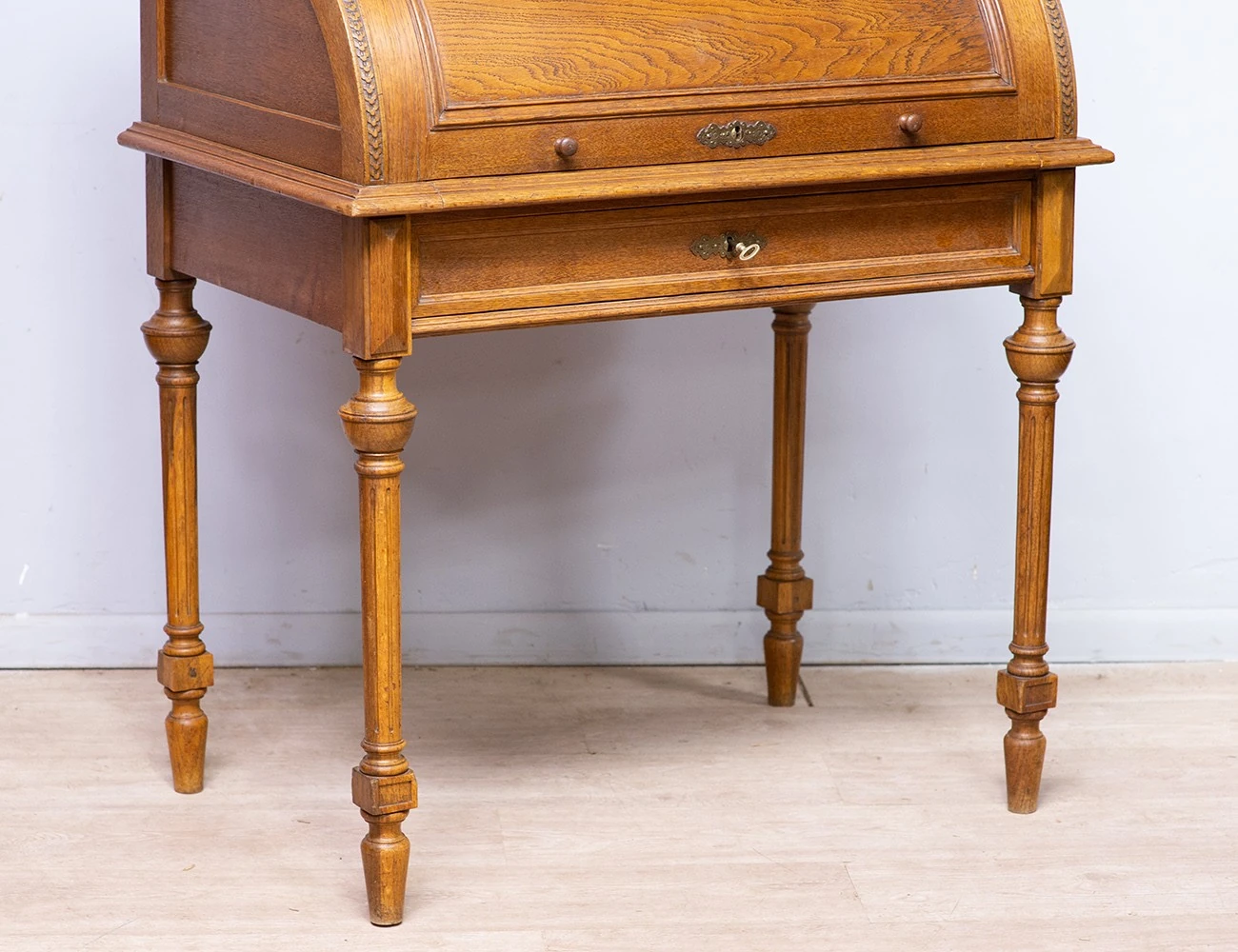 Реставрация антикварного дубового бюро