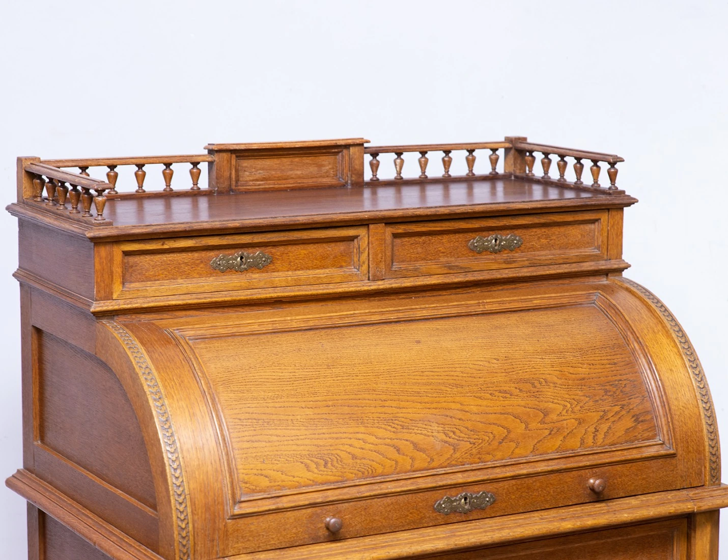 Реставрация антикварного дубового бюро