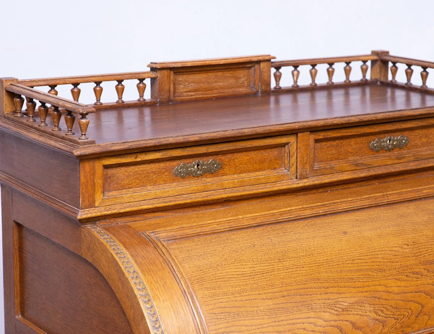 Реставрация антикварного дубового бюро