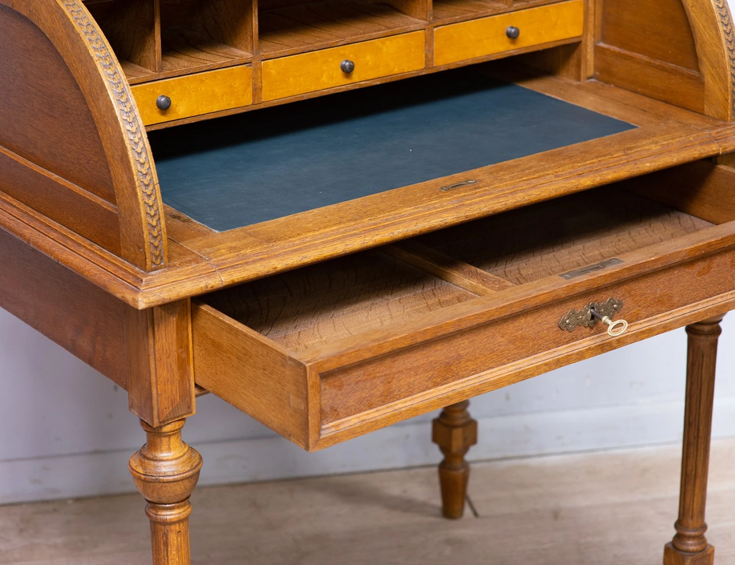 Реставрация антикварного дубового бюро