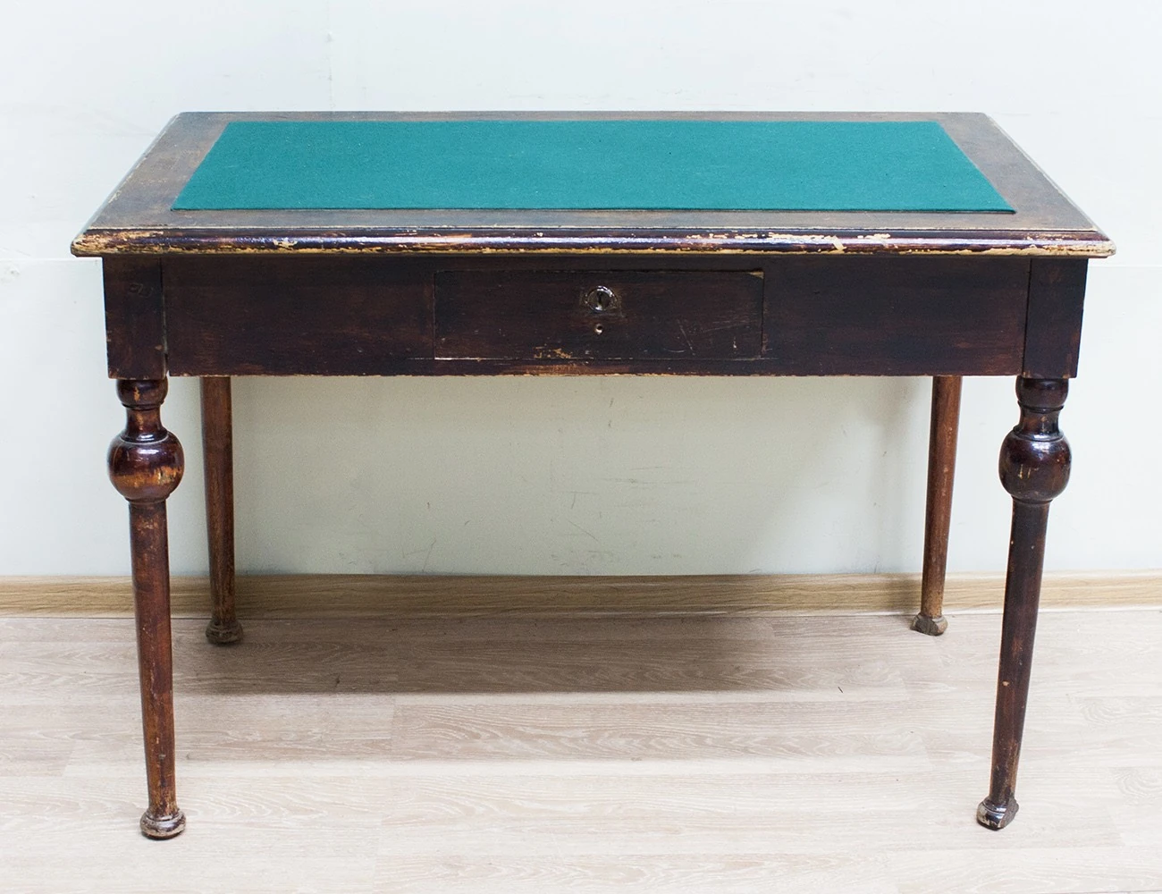 Реставрация старинного письменного стола