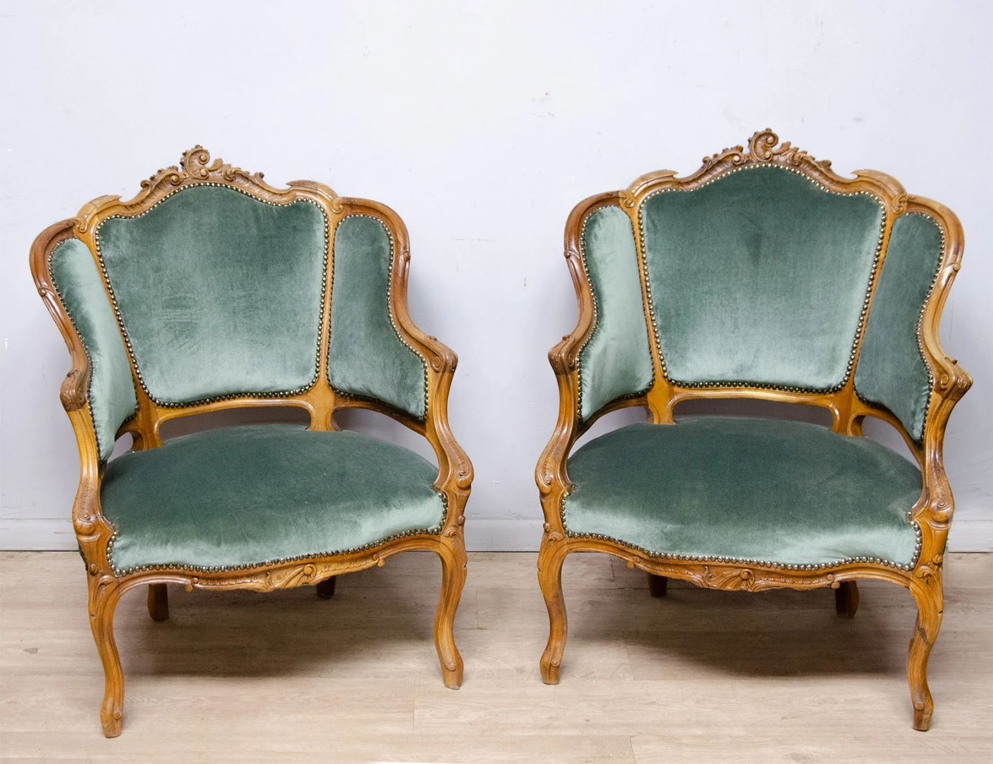 Реставрация пары антикварных кресел