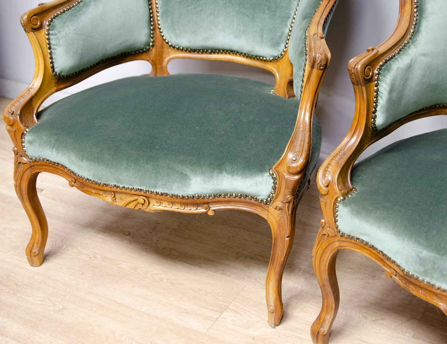 Реставрация пары антикварных кресел