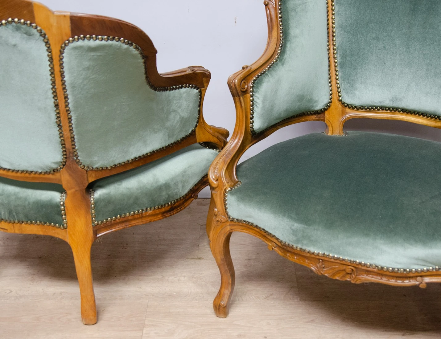 Реставрация пары антикварных кресел