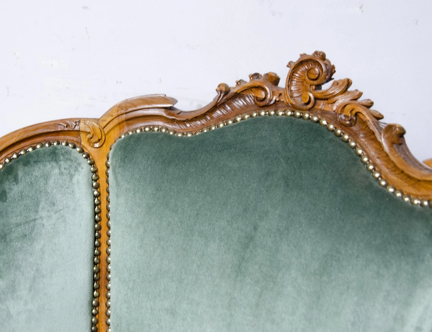 Реставрация пары антикварных кресел