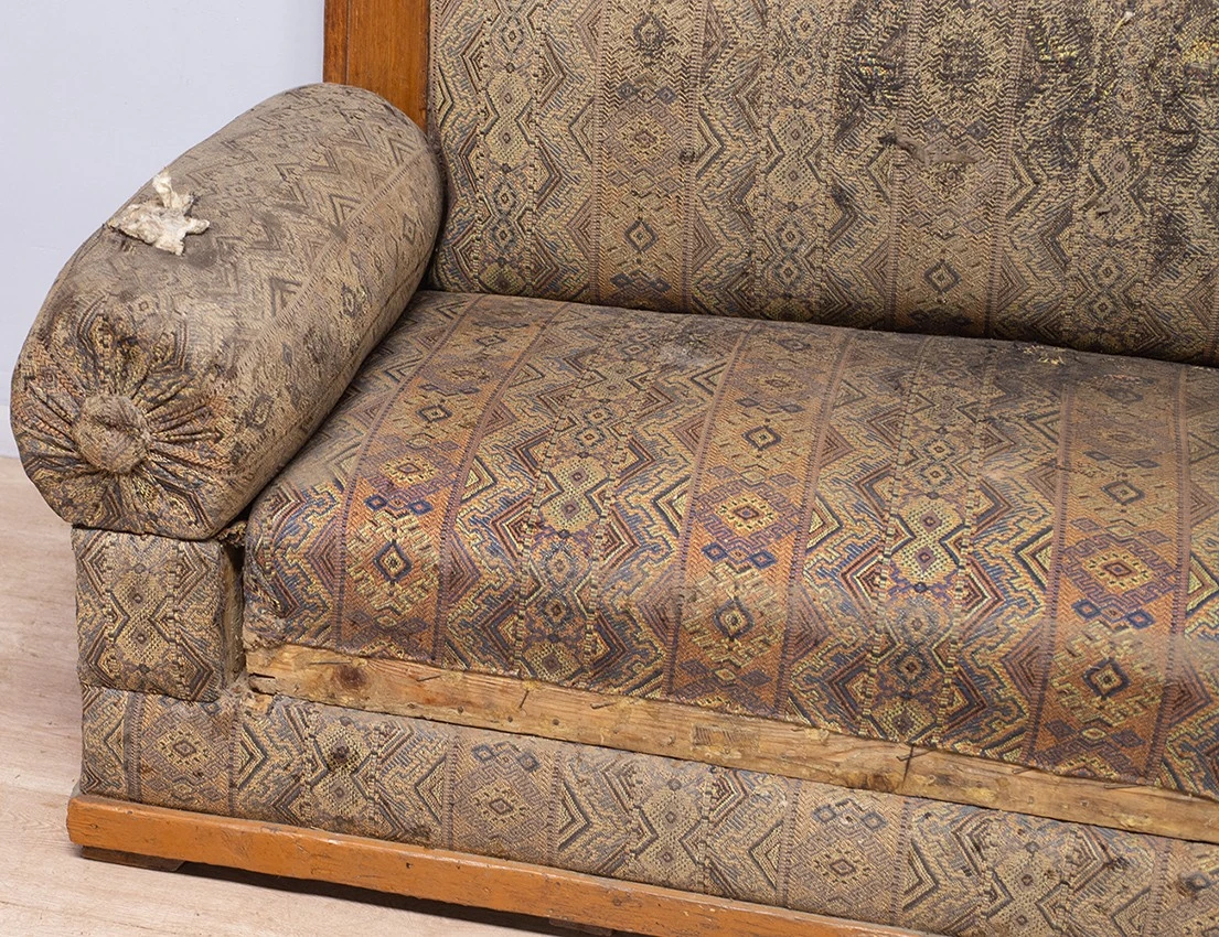 Реставрация сталинского дивана с высокой спинкой