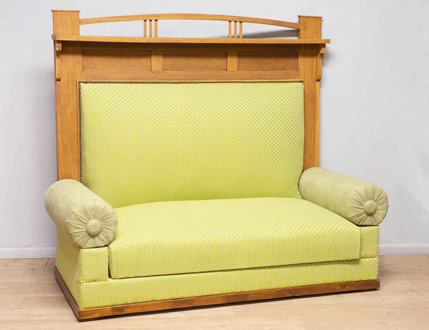 Реставрация сталинского дивана с высокой спинкой