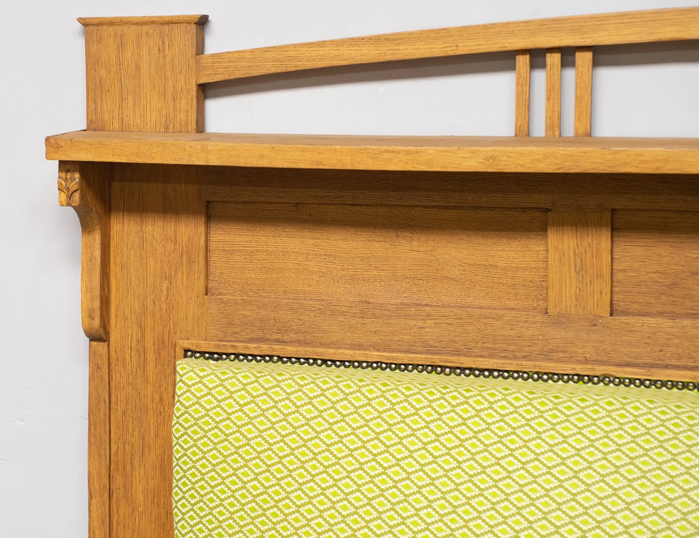 Реставрация сталинского дивана с высокой спинкой