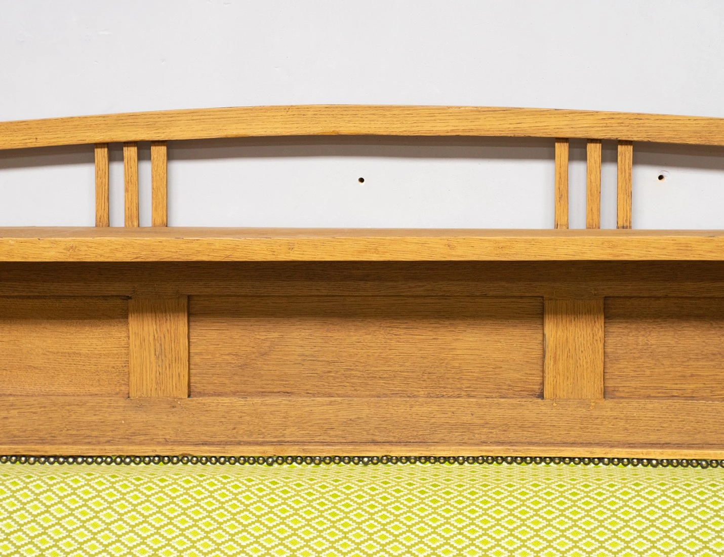 Реставрация сталинского дивана с высокой спинкой