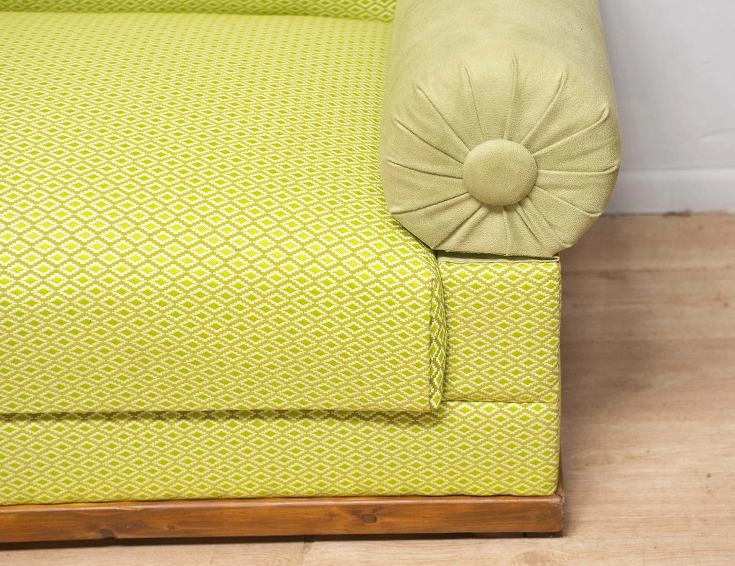 Реставрация сталинского дивана с высокой спинкой