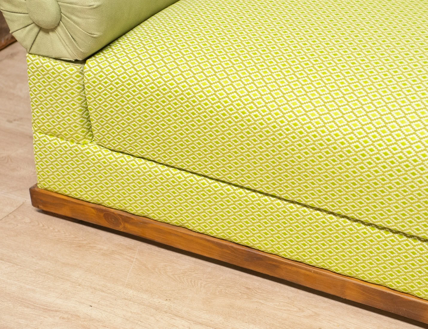 Реставрация сталинского дивана с высокой спинкой