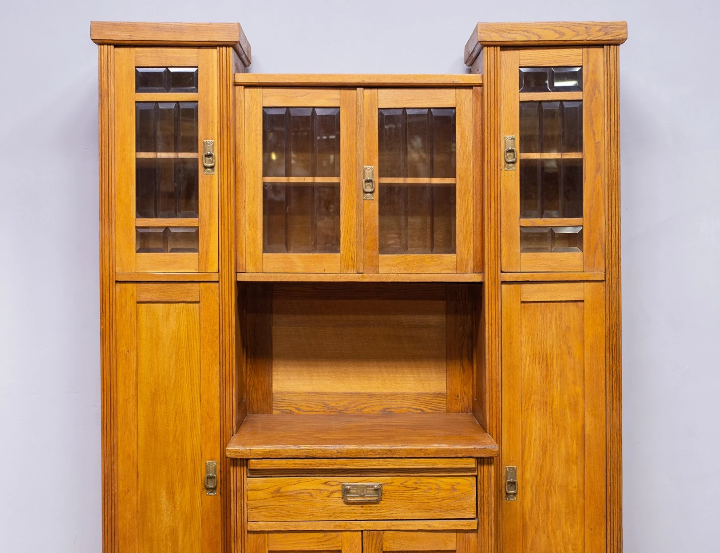 Реставрация старинного дубового буфета