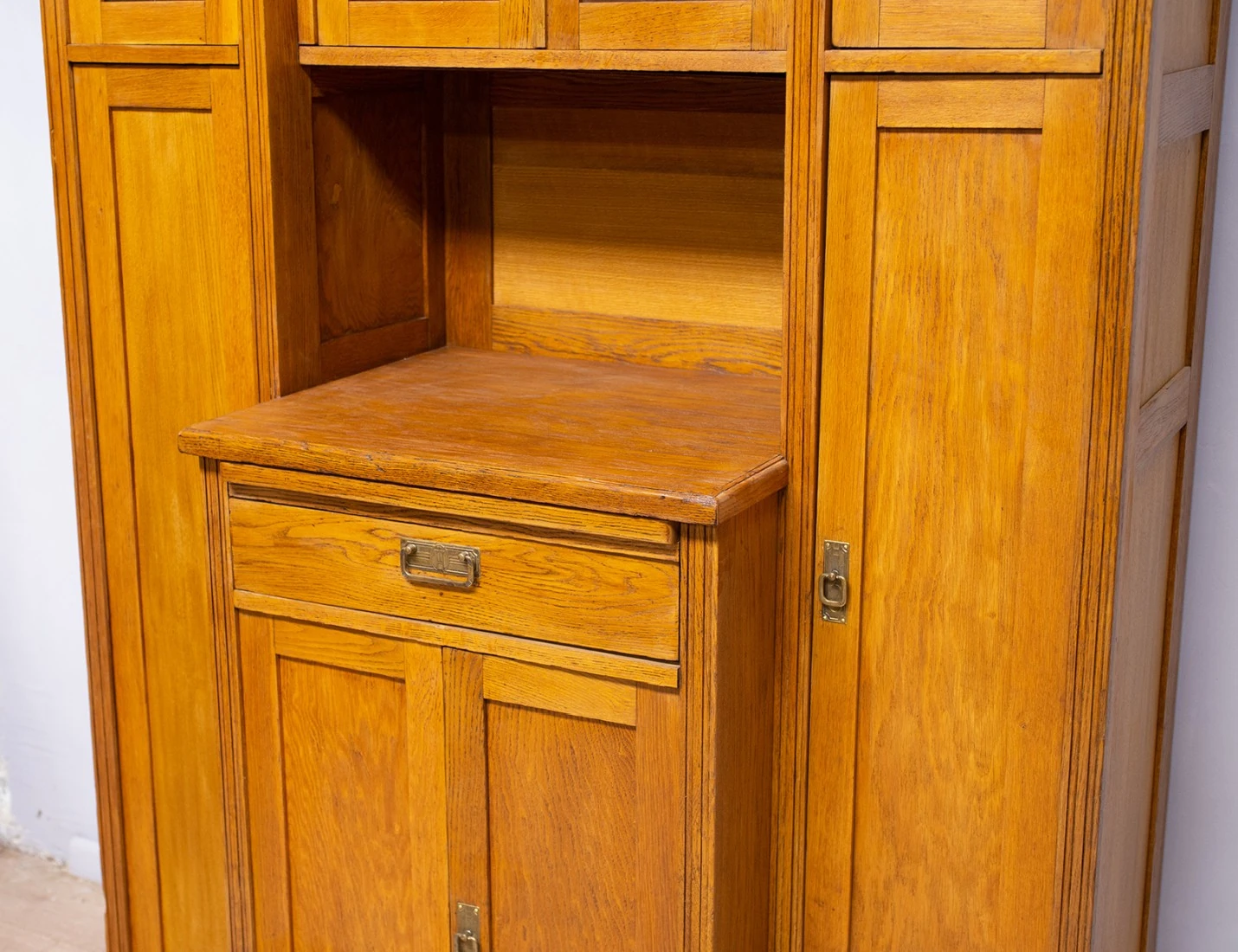 Реставрация старинного дубового буфета