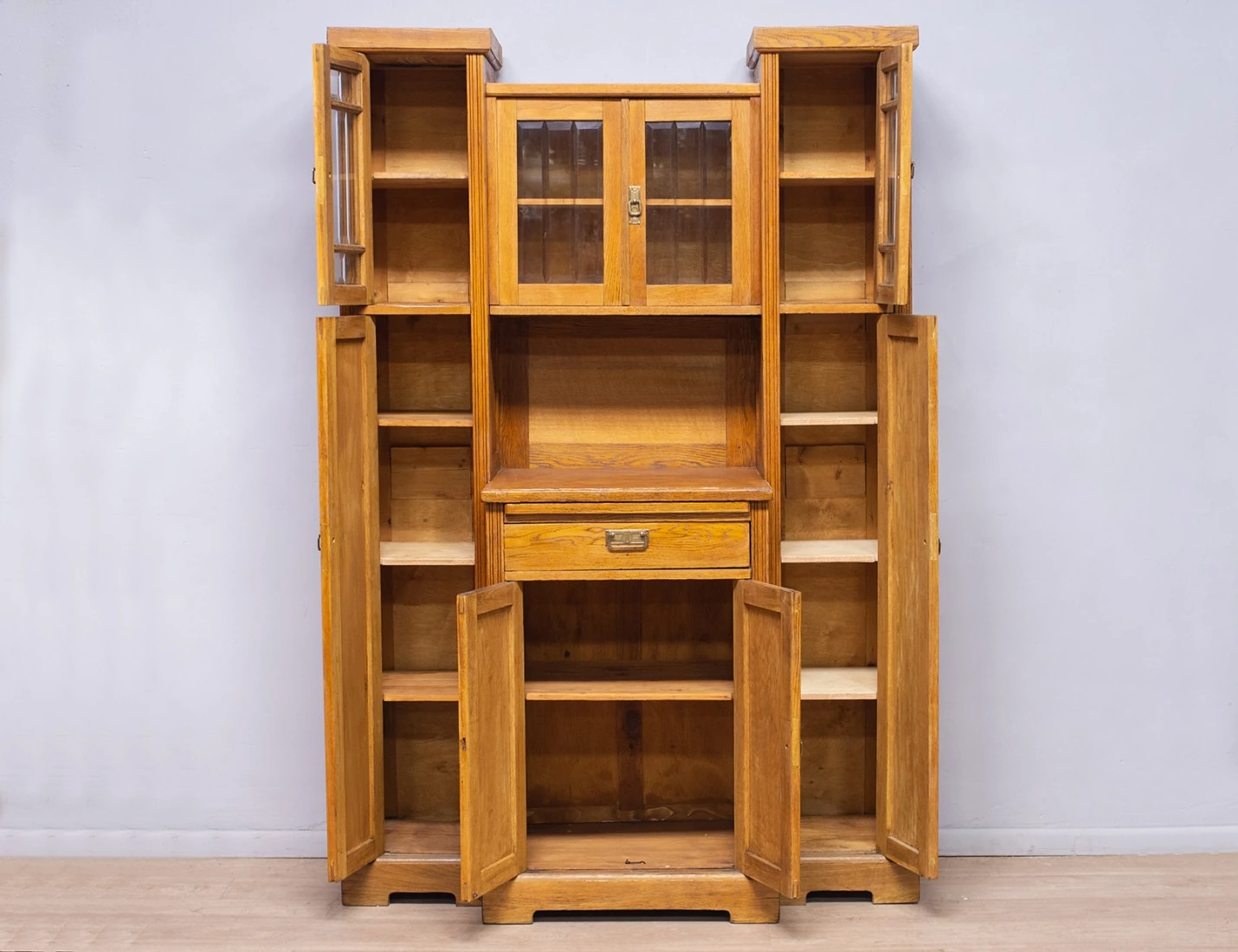 Реставрация старинного дубового буфета