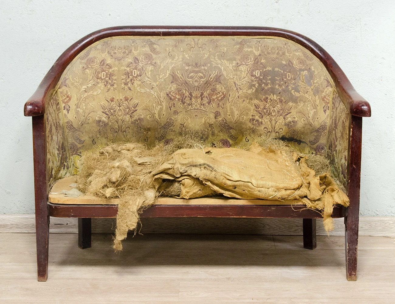 Реставрация дивана №6244 Братьев Тонет