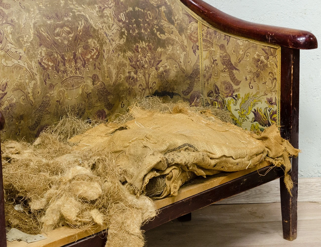 Реставрация дивана №6244 Братьев Тонет