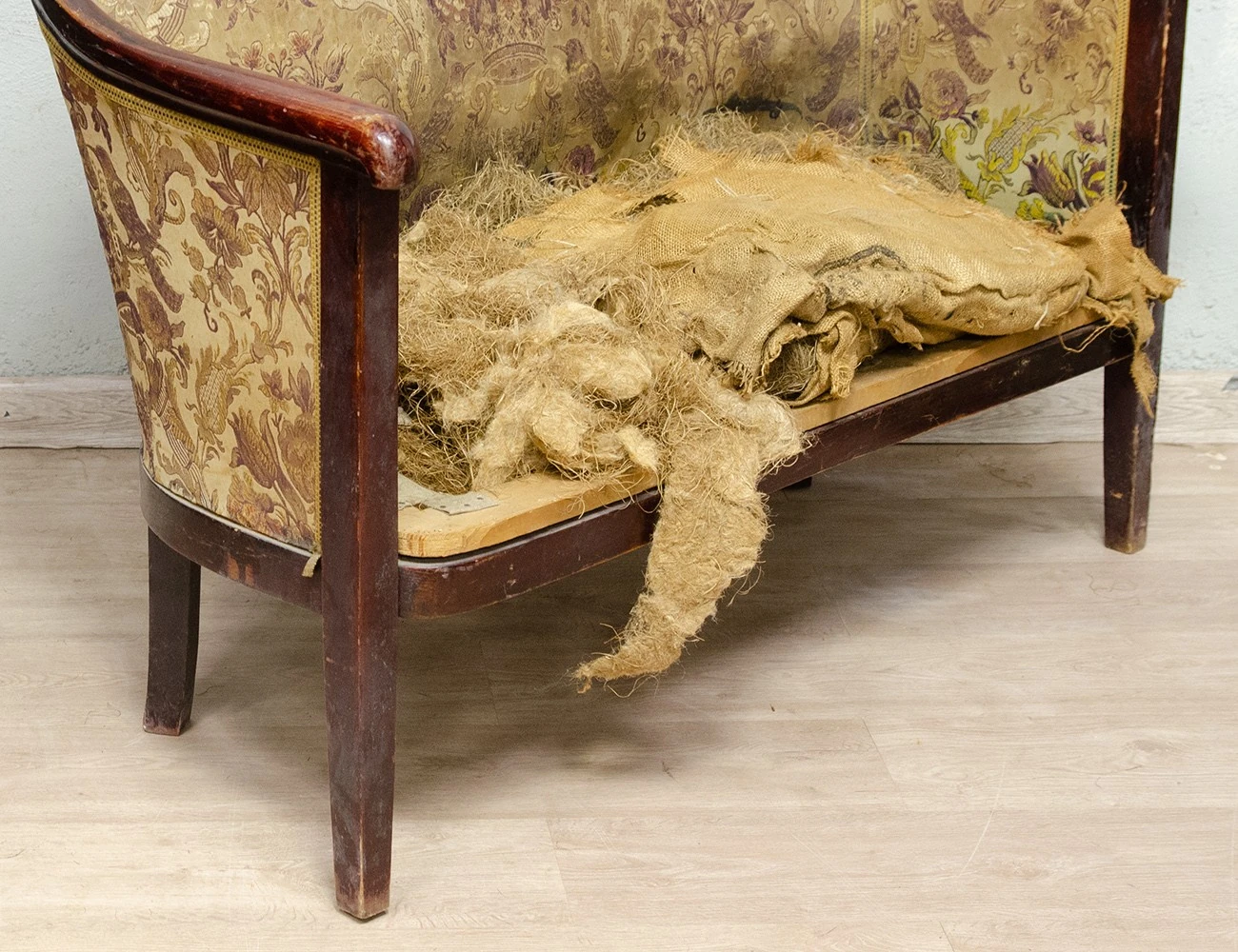 Реставрация дивана №6244 Братьев Тонет